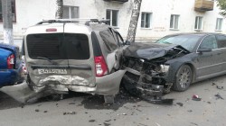Ночью в Кирове «Ауди А8» протаранила три машины