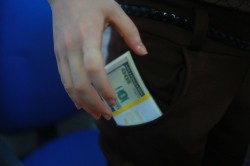 Жительницу Кировской области осудят за то, что она взяла выпавшие из кармана деньги прохожего