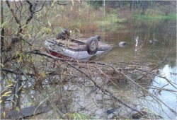 В Кировской области «Лада» утонула в пруду