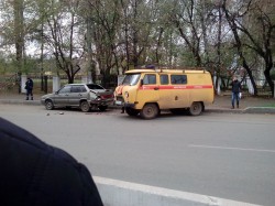На Октябрьском проспекте «УАЗ» влетел в припаркованную «пятнадцатую»
