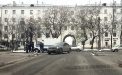На Октябрьском проспекте полицейская «ГАЗель» столкнулась с «Инфинити»