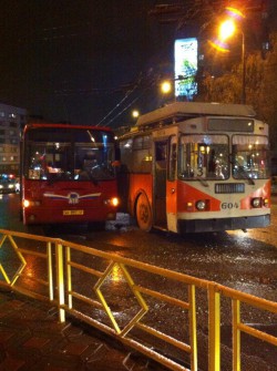 В центре города столкнулись автобус и троллейбус: пострадал ребенок