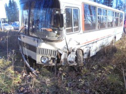 В Кировской области «БМВ Х3» врезался в автобус: пострадал пассажир