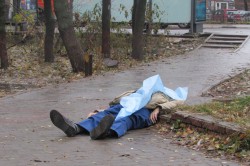 В Кировской области на трассе найдено прикрытое покрывалом тело мужчины