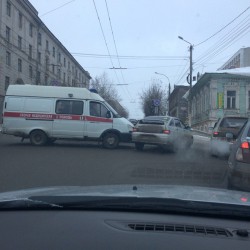 В центре Кирова карета Скорой помощи столкнулась с «Ладой»