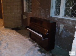 Кировчане поставили фортепиано во дворе
