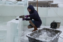 Испытано на себе: как построить ледовый городок на Театральной площади