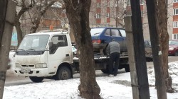 На улице Красина водитель эвакуатора слил бензин из эвакуируемой машины