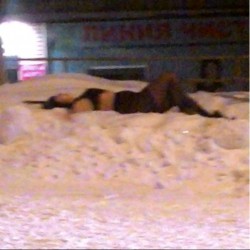 В центре Кирова на снегу валялась девушка в нижнем белье