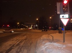 В Кирове водитель иномарки сбил женщину, которая перебегала дорогу на запрещающий сигнал светофора