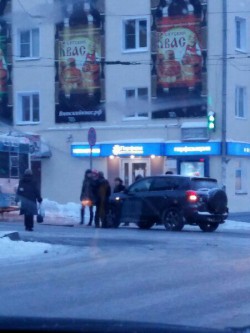 В центре Кирова штанга троллейбуса упала на дорогую иномарку