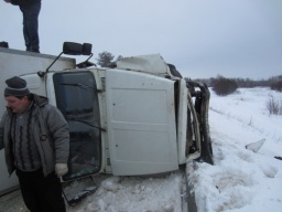 В Кировской области столкнулись грузовик и легковушка: пострадавших пассажирок госпитализировали