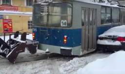 В Кирове трактор пытался помочь буксующему троллейбусу, но спровоцировал ДТП
