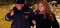 Видео задержания пьяной автоледи в Кирове: дама пытается растрогать полицейского