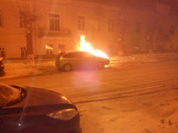 В Кирове у кинотеатра «Смена» сгорел автомобиль