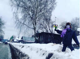 В Кировской области чучело с маской Анонимуса поздравляет женщин с 8 Марта