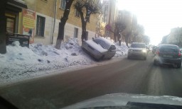 Мастер парковки: в центре Кирова водитель ВАЗа припарковался на сугробе