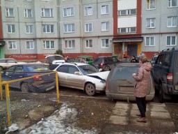 В Кирове пьяный водитель влетел в три машины на автостоянке