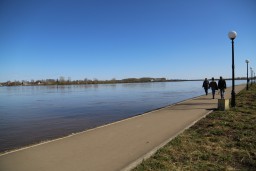 Фоторепортаж: в Кирове вода подошла к нижней набережной