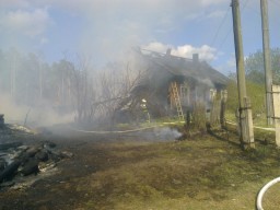 В Кировской области вспыхнул частный дом: одна квартира сгорела полностью