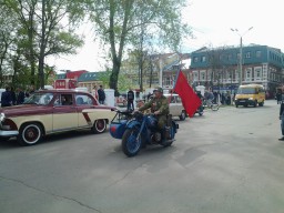 День Победы в Кирове: в городе прошел парад ретроавтомобилей