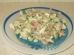 Рецепт дня: салат из крабовых палочек и шампиньонов