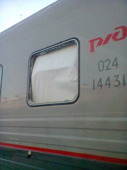 Поезд «Вятка» прибыл на вокзал с разбитым окном