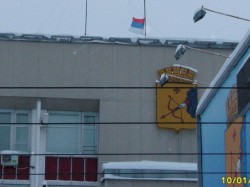 В Кирове на здании администрации повесили российский флаг «вверх ногами»
