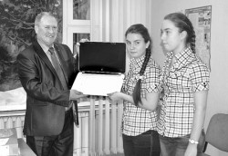 На Новый год Владимир Путин подарил близняшкам из Слободского ноутбук