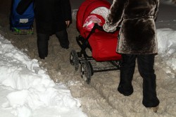 Кировские дворы уже две недели не чистят от снежной каши, в чем причина?