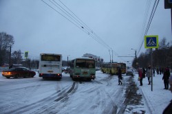 В Кировской области столкнулись «ПАЗ» и «двенадцатая»: водитель легковушки скрылся с места происшествия