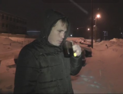 В Кирове поймали пьяного водителя-бесправника: мужчина общался с инспекторами ДПС с кружкой горячего чая в руках
