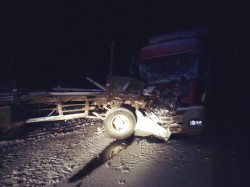 В Кировской области «Мерседес» въехал в отцепившийся от грузовика прицеп