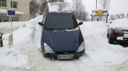 Чудеса парковки: в Кирове водитель «Фокуса» заехал на сугроб