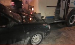 Видео: в Кирове пьяный водитель «десятки» на скорости влетел в автобус