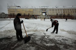 Кировчане начали сами убирать снег с улиц: волонтеры расчищают подходы к детским садам и поликлиникам