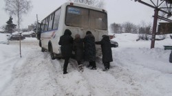 В Кировской области женщины помогли водителю вытолкать ПАЗик на дорогу