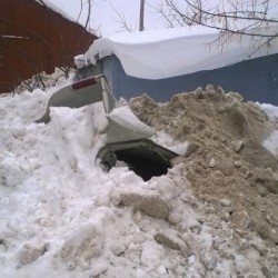В Кирове во время уборки снега смяли легковушку