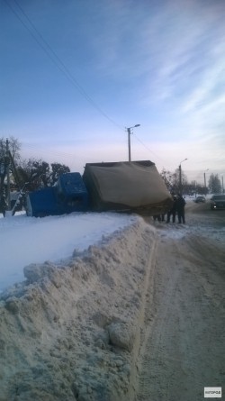 В Кирове перед желездорожным переездом в кювет вылетел грузовик