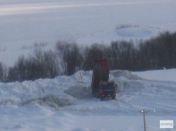 В Кирове рядом с рекой вываливают грязный снег
