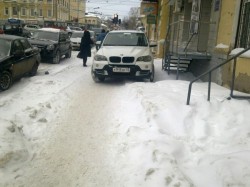 В Кирове водителя дорогой иномарки не накажут за парковку на тротуаре