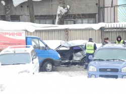 В Кирове столкнулись «Газель» и «легковушка»: водителя «Лады» вырезали из авто