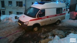 В Кирове реанимационный автомобиль застрял в яме: целый час машину с пациентом внутри не могли вытолкать на дорогу