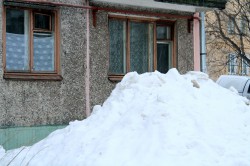 В Кирове ночью вор пробрался в квартиру по сугробу, который оставили коммунальщики
