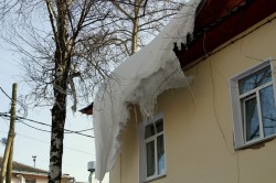 Городская проверка: кировские крыши обещали очистить от снега до 1 марта, сдержали ли слово?