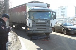 В центре Кирова мужчина погиб под колесами фуры