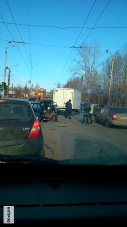 На Луганской столкнулись четыре авто: одна из машин восстановлению не подлежит