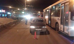 В Кирове на крышу автомобиля упали троллейбусные провода и помяли его крышу