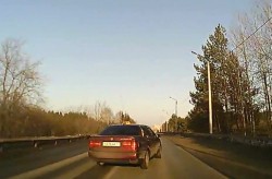 Видео: в Кирово-Чепецке водитель вылетел из автомобиля во время аварии