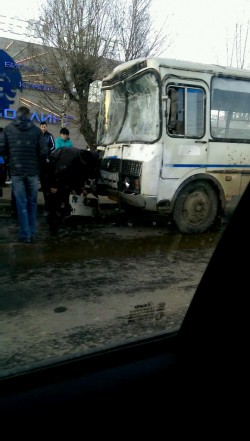 В Кирове произошло крупное ДТП: столкнулись КАМАЗ и два автобуса